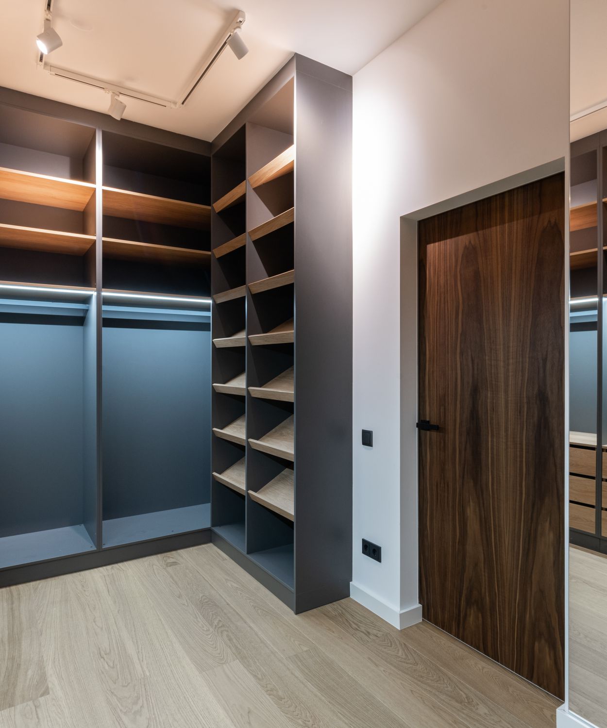 Closet planejado em MDF com prateleiras, nichos e iluminação embutida
