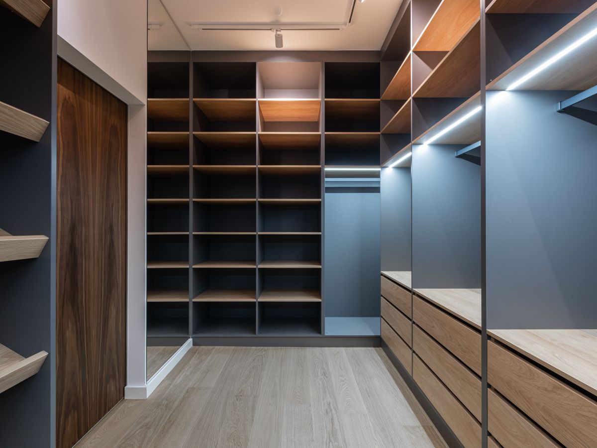 Closet sob medida em MDF com prateleiras, gavetas e iluminação em LED