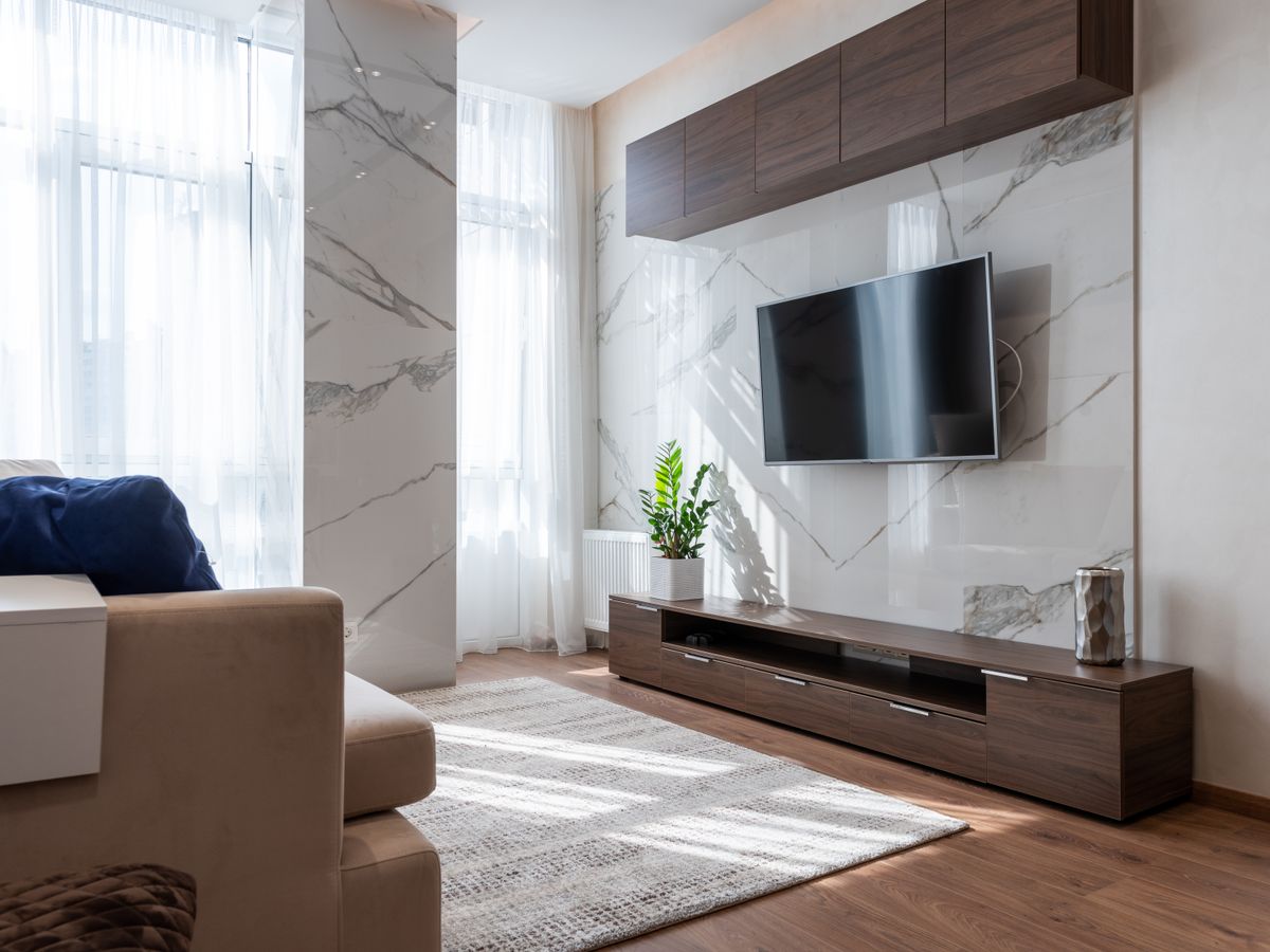 Painel de TV e rack em MDF amadeirado com armários aéreos