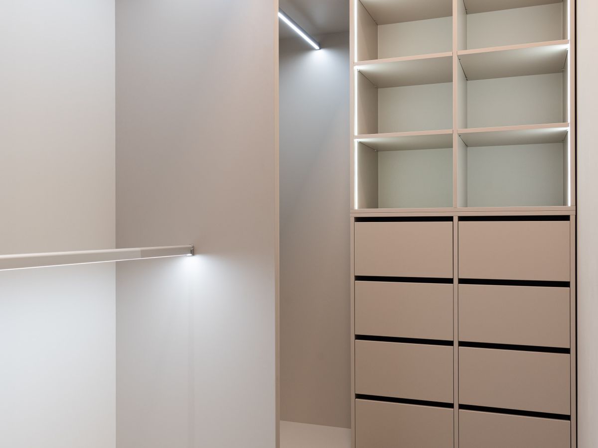 Detalhe de gavetas e nichos internos de closet planejado com fita de LED